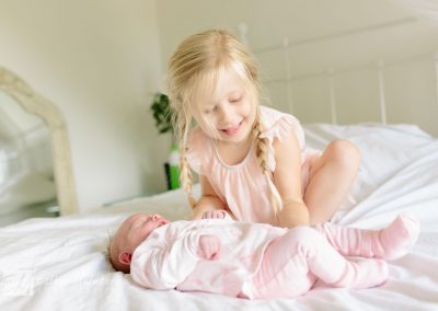 Lieve en trotse grote zus Lifestyle baby fotoreportage in Gouda newbornfotografie