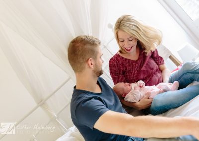 Lifestyle baby fotoreportage in Gouda newbornfotografie spontane foto