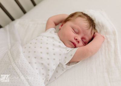 Slapend baby meisje tijdens lifestyle newborn fotoreportage