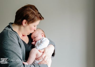 Liefdevolle kus van een moeder voor haar pasgeboren dochter tijdens een lifestyle reportage in Gouda